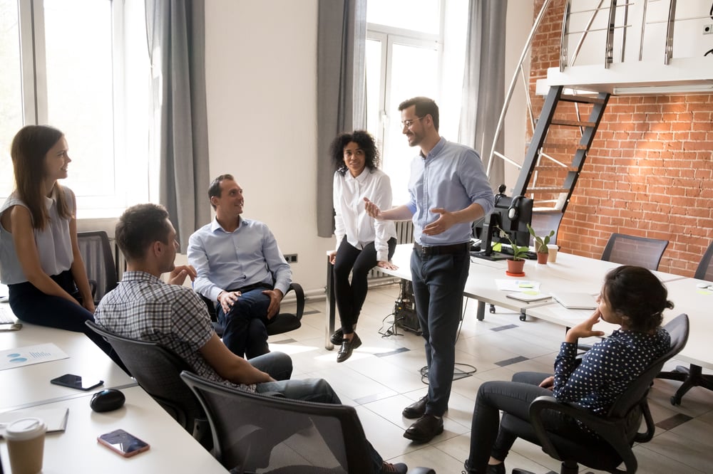 Gruppe von Arbeitskollegen in einem Team Meeting